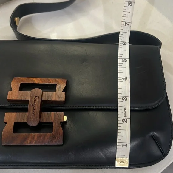 Salvatore Ferragamo Gancini wood logo shoulder bag. Black leather with wood logo - Picture 11 of 17